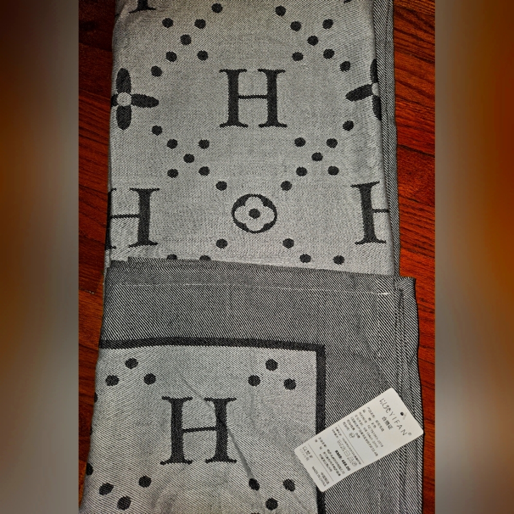 Hermès Gray and Black Pattern